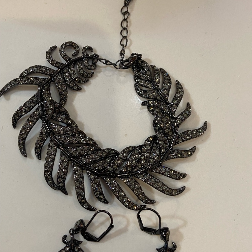 Vintage Black Leaf Bracelet and Earring Set - Picture 5 of 7